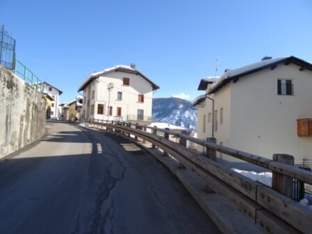 Fermata autobus e strada di montagna