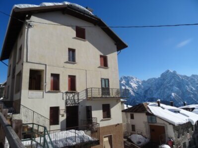 Facciata del museo con le Dolomiti sullo sfondo