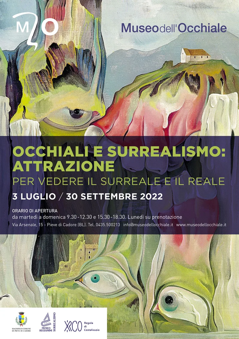 Interno surreale con pareti inclinate e luce radente